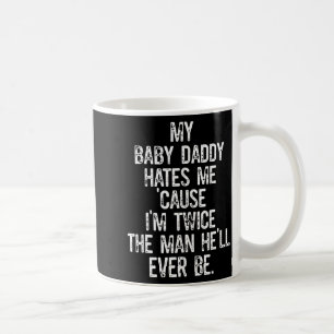 Taza De Café Mi papá de mi bebé me odia porque soy el doble de 