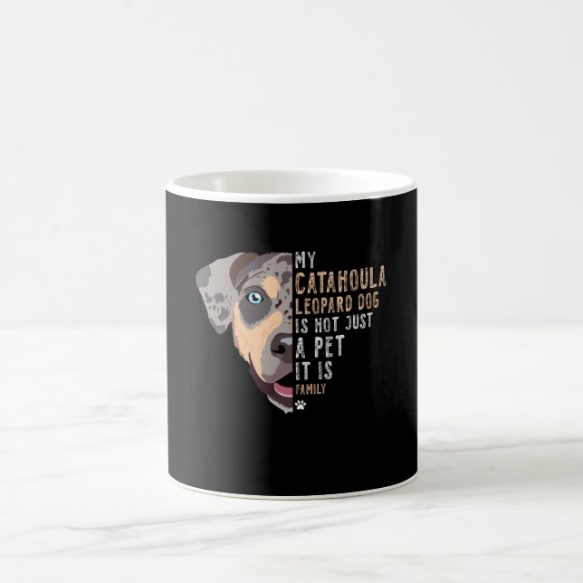 Taza De Café Mi perro leopardo de Catahoula es familia (Centro)