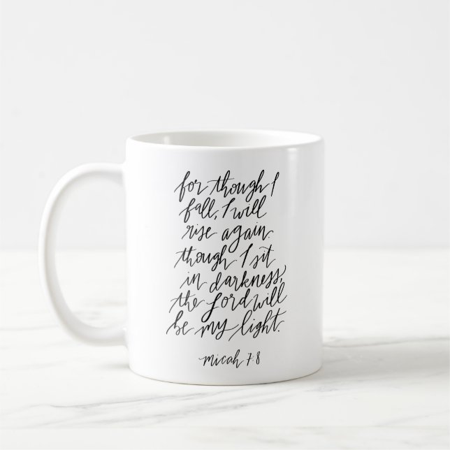 Taza De Café Micah 7:8 Biblia Verso (Izquierda)