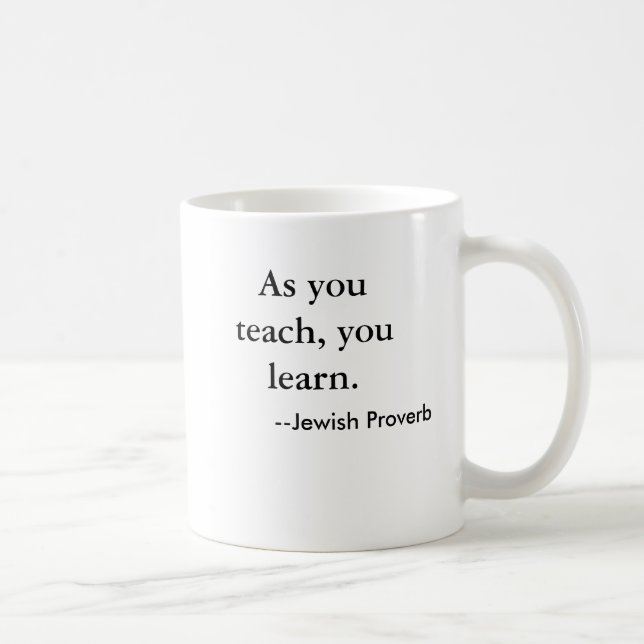 Taza De Café Mientras enseñas, aprendes. , —Proverbio judío (Derecha)