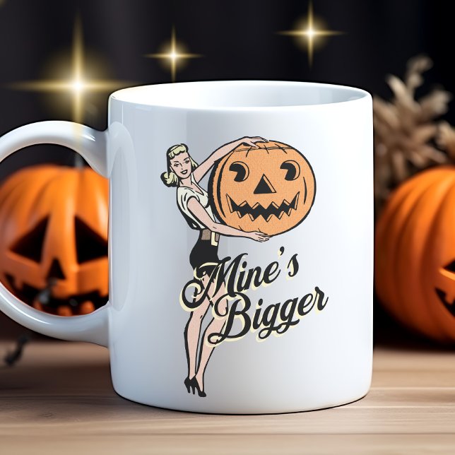 Taza De Café Minas retro más grandes de la Calabaza de Hallowee (Mine's Bigger funny retro orange and black Halloween mug. )
