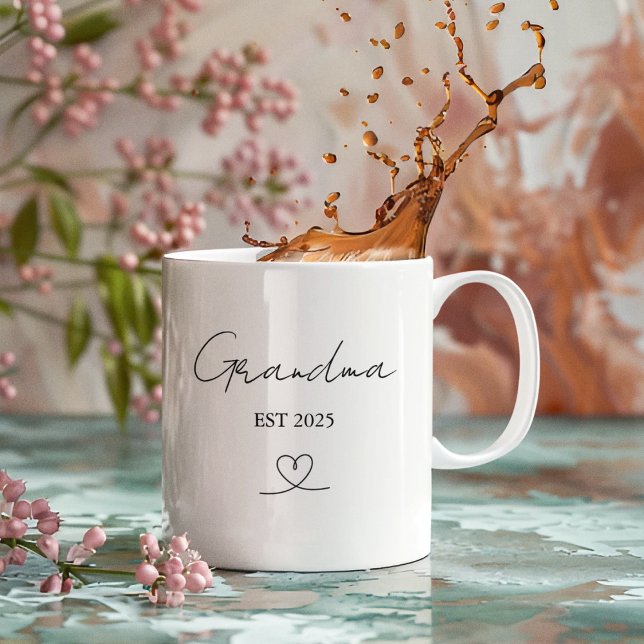 Taza De Café Minimalist Grandma EST Year | Custom Gift Mug (Subido por el creador)