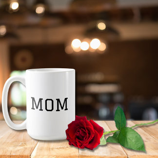 Taza De Café Minimalista "MOM" de tipografía negra de color bla