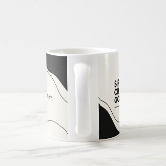 Taza de café minimalista negra – Bebe, Carga, Ve M