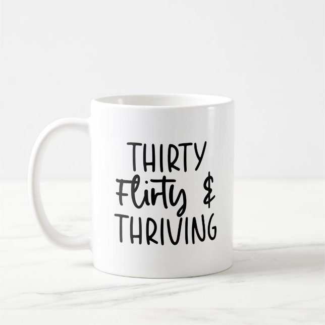 Taza De Café Mínimo Treinta Flirty y 30 cumpleaños floreciente (Izquierda)