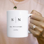 Taza De Café Mínimo y Moda | Parejas Monograma Fecha Boda<br><div class="desc">Esta elegante y moderna taza cuenta con un sencillo diseño de texto en blanco y negro que rebosa de estilo minimalista. Añada sus iniciales o monogramas,  su apellido y la fecha de su boda u otra fecha especial para hacerlos completamente propios.</div>
