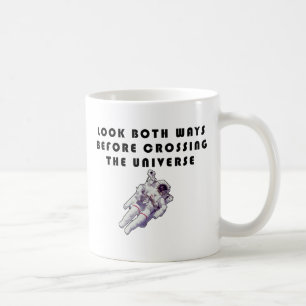Taza De Café Mira en Ambos Sentidos Antes de Cruzar el Universo