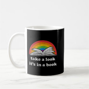 Taza De Café mira que está en un libro leyendo retro vintage o