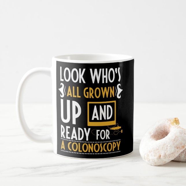 Taza De Café Mira quién es adulto listo para una colonoscopia (Con donut)