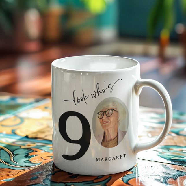 Taza De Café 'Mira quién es el 90' Elegante cumpleaños número 9 (Subido por el creador)