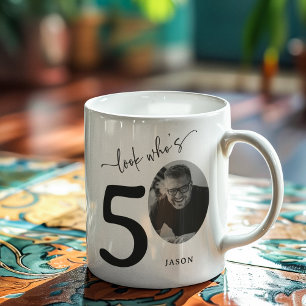 Taza De Café 'Mira quién tiene 50' Elegante cumpleaños número 5