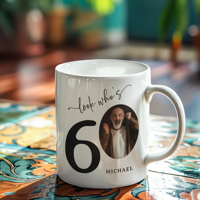Taza De Café 'Mira quién tiene 60' Elegante cumpleaños número 6 (Subido por el creador)