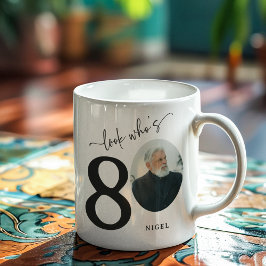 Taza De Café 'Mira quién tiene 80' Elegante cumpleaños número 8