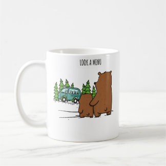 Taza De Café Mira Un Menú Oso Divertido Acampando