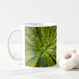 Taza De Café Mirando a través de hojas de árboles verdes