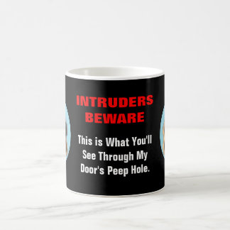 Taza De Café Mirando hacia abajo el barril de una pistola a tra