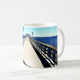 Taza De Café Mirando hacia abajo el muelle