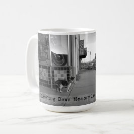 Taza De Café Mirando hacia abajo la cola del gato del carril de