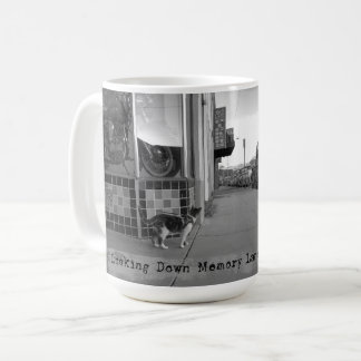 Taza De Café Mirando hacia abajo la cola del gato del carril de
