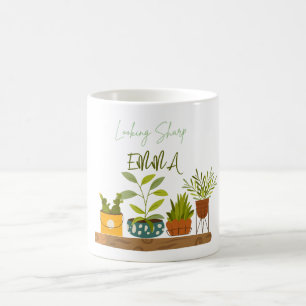 Taza De Café Mirando la planta de cactus aguda