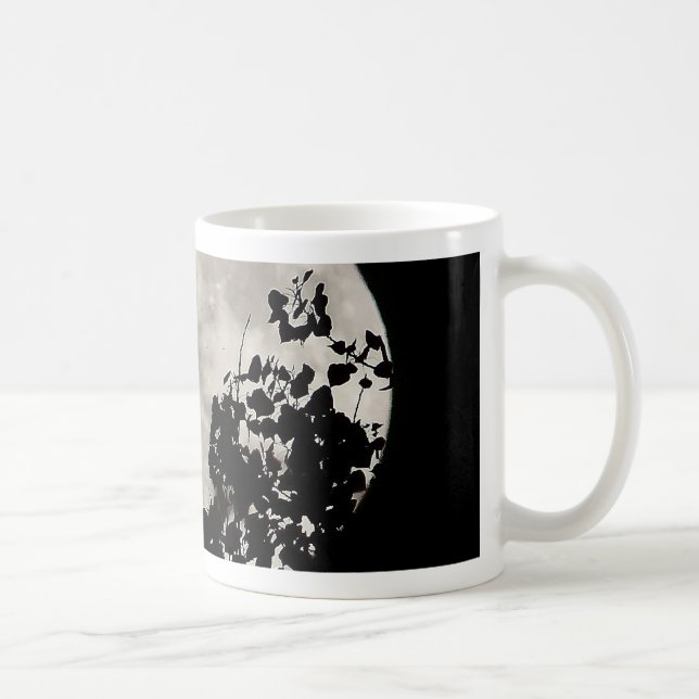 Taza De Café Moda detrás de hojas oscuras (Derecha)