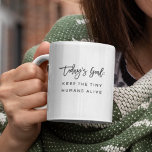 Taza De Café Moda moderna divertida madre madre dice citas de o<br><div class="desc">Moderno, elegante, divertido tazón de café que dice "El objetivo de hoy: mantener vivos a los diminutos humanos" en la tipografía de escritura moderna en la taza de café de dos tonos. Un regalo de cumpleaños perfecto para la mamá más genial de tu vida. Disponible en muchos más colores interiores....</div>