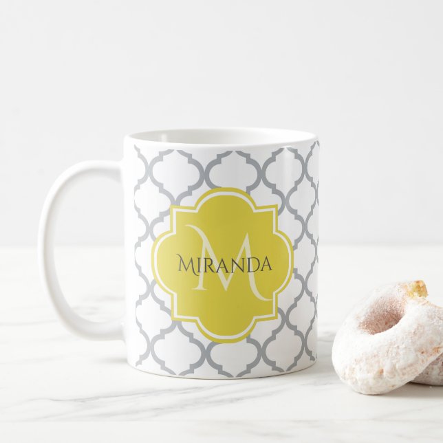 Taza De Café Moda Quatrefoil gris blanco Monogramo amarillo Nom (Con donut)