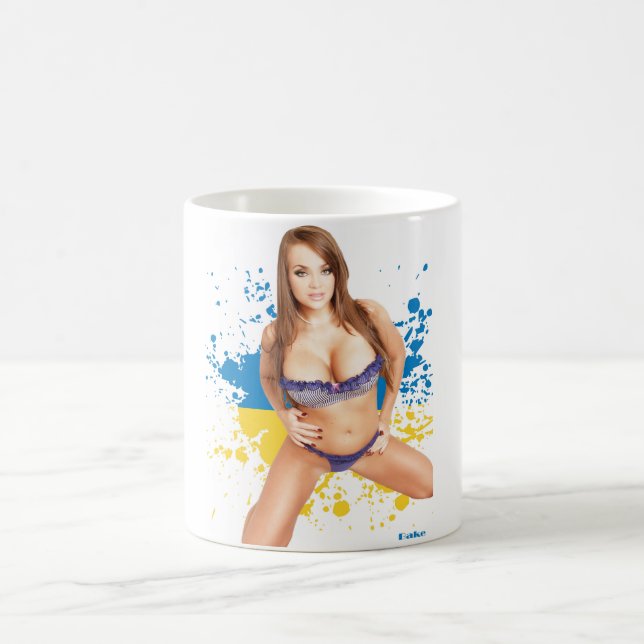 Taza de café modela atractiva del chica (Centro)