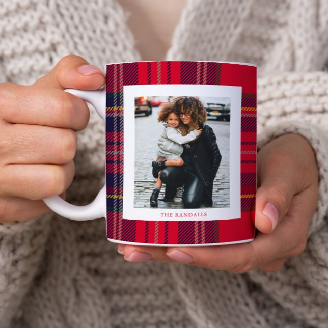 Taza De Café Modern Red Plaid Rustic Monogram Photo Christmas (Rustic red plaid monogram photo christmas mug.)
