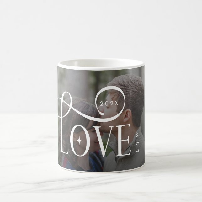 Taza De Café Modern Script Love Custom Engaged Couples Photo (Centro)