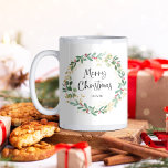 Taza De Café Modern Wreath and Script | Merry Christmas<br><div class="desc">This simple and stylish holiday mug features a stunning watercolor wreath with green and faux gold leaves and red holly berries,  and black modern script typography that says "Merry Christmas" on a white background.</div>