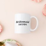 Taza De Café Moderna dama de honor nombre personalizado café ta<br><div class="desc">Elegante,  moderno y elegante,  con fuentes modernas y de personalizable. Personalice con inclinación,  nombre o fecha.</div>