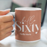 Taza De Café Moderna tipografía mínima simple cumpleaños número<br><div class="desc">Moderna tipografía mínima simple terracota y taza blanca de 60 años. Parte de una colección contemporánea.</div>
