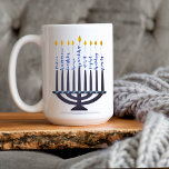 Taza De Café Moderno Festival Hanukkah Menorah de Luces<br><div class="desc">¡Feliz Hanukkah! Esta menorah única presenta un diseño moderno,  sencillo y de moda con mensajes de escritura. Está diseñado para una taza de 15 oz,  pero también está disponible en 11 onzas. Además,  hay lavavajillas y caja fuerte con microondas.</div>