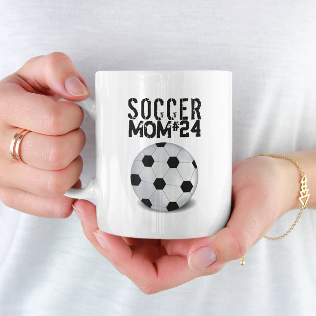 Taza De Café Moderno jugador de fútbol de mamá se burla de juga (Subido por el creador)