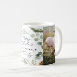 Taza De Café Moderno mínimo 2 Navidades de fotografía guión ele<br><div class="desc">Moderno diseño de tazas de Navidades de vacaciones con un mínimo de fotos. El eucalipto pintado a mano,  el follaje mínimo y la moderna corona rústica de mimbre le dan a esta tarjeta un ambiente lujoso. En verdes,  marrones y grises elegantes. Blanco y negro.</div>