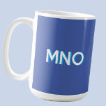 Taza De Café Moderno Monograma Sombra inicial Azul<br><div class="desc">Diseño inicial de monograma minimalista moderno que se puede cambiar para personalizar. Blanco sobre un fondo azul profundo con una sombra de caída de efecto 3D turquesa.</div>
