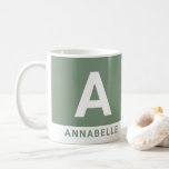 Taza De Café Moderno oscilación en negrita de color verde perso<br><div class="desc">Moderno y audaz bloque de color giratorio sage green nombre personalizado. Con espacio para iniciales y nombre. Los colores se pueden cambiar.</div>