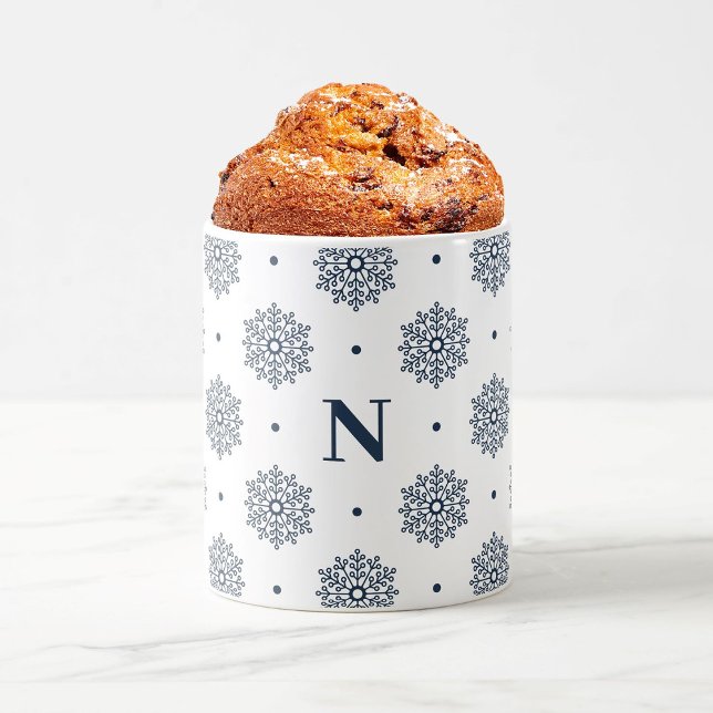 Taza De Café Modernos copos de nieve azul medianoche Monograma  (Christmas holiday mug gift with modern navy blue snowflake pattern and minimalist custom monogram.)