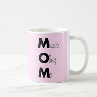 Taza De Café MOM (debe obedecerme) diciendo negro