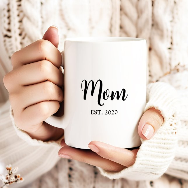 Taza De Café Mom Established New Mom Gift (Established Mom personalizable monogram name mug with name and year she first became a mom)