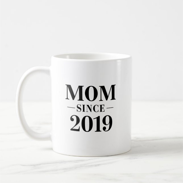 Taza De Café Mom Since 2019 Minimalist Gift Design (Izquierda)