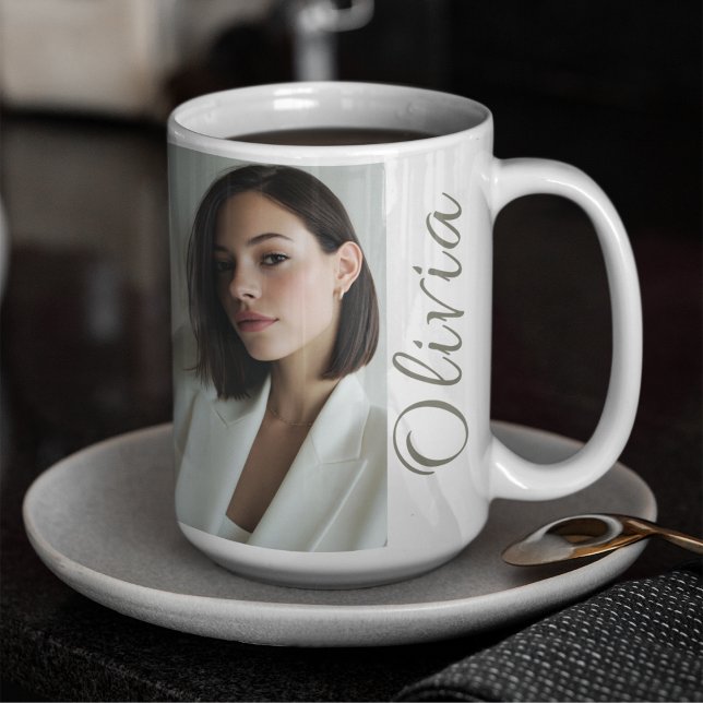 Taza De Café Momento vertical con nombre (Modern mug with full portrait photo and vertical script name for a sleek editorial look.)