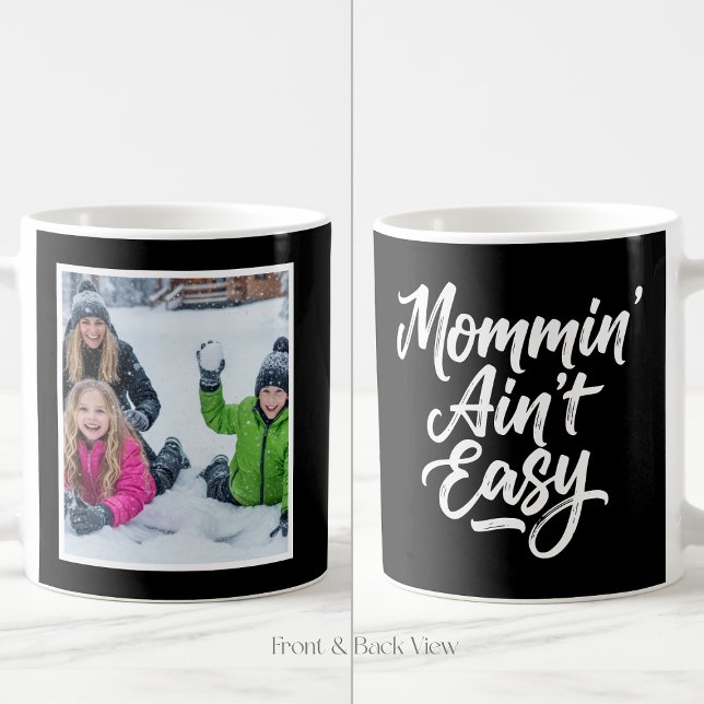 Taza De Café Mommin Ain't Easy Brush Script 1 Photo Black (Subido por el creador)