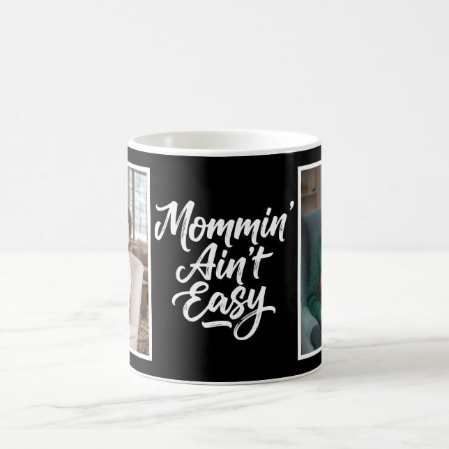 Taza De Café Mommin Ain't Easy Brush Script Custom 2Photo Black (Centro)