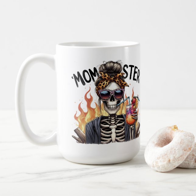 Taza De Café Momster: Fiery Skeleton Mom disfrutando una sangrí (Con donut)