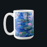 Taza De Café Monet Pink Water Lilies<br><div class="desc">Un vaso de agua rosada de Monet es el tazón clásico, de 15 onzas, con hermosas nenúfares rosas flotando en un estanque azul tranquilo con colchonetas de lirios. Un gran regalo de Monet para los amantes del impresionismo y del arte francés. Impresionismo natural sereno con flores y paisajes pintorescos de...</div>