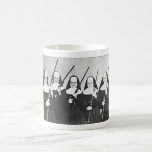 TAZA DE CAFÉ MONJAS CON CAFÉ DE PISTOLAS.