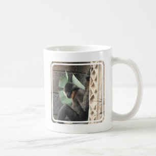 Taza De Café Mono joven del capuchón