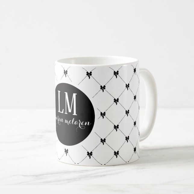 Taza De Café Monogram White & Black Bow Script (Anverso derecho)